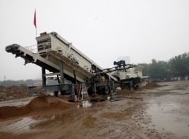 新一代移動(dòng)式建筑垃圾破碎篩分站成功下線